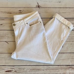 W62 Signature Fit Relaxed White Capri Jeans